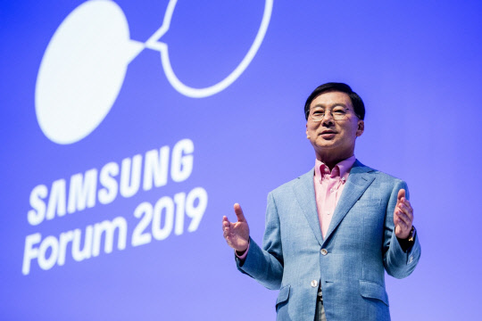 이상철 삼성전자 동남아총괄 부사장이 25일(현지시간) 싱가포르 남부 센토사 섬의 '리조트 월드 센토사'에서 열린 삼성 동남아 포럼에서 주요 거래선들에게 사업 방향을 설명하고 있다. <삼성전자 제공>